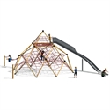 Les enfants jouent sur une pyramide à grimper avec toboggan et corde à grimper