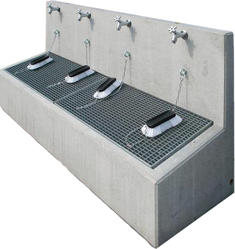 Schuhwaschanlage aus Beton mit vier Wasserhähnen