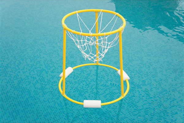 Gelber aufblasbarer Basketballkorb im Pool schwimmend