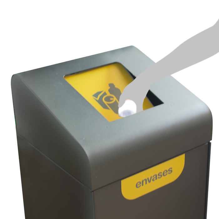 Hand wirft Müll in einen Abfallbehälter für Verpackungsrecycling ein