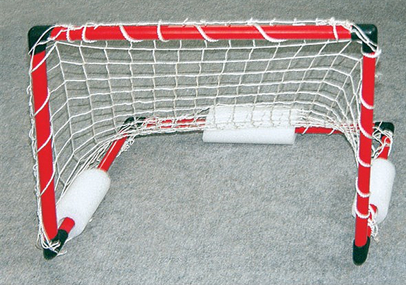 Kleinformatiges rotes Fußballtor mit Netz, ideal für Indoor- und Kinderaktivitäten
