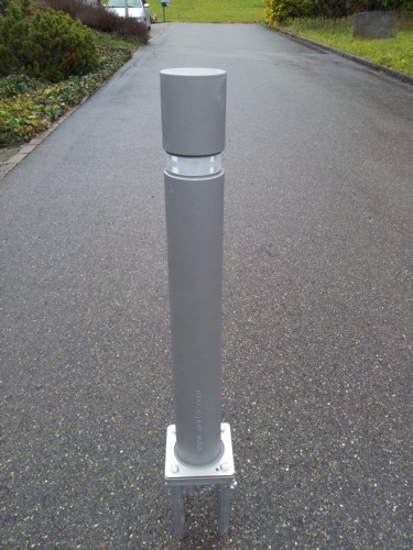 Borne métallique robuste sur un trottoir à l'extérieur