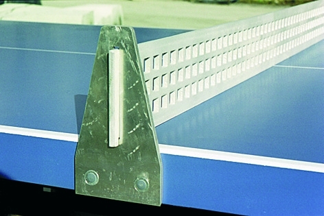Nahaufnahme eines Tischtennistisches mit stabilem Metallnetz, ideal für den Einsatz im Freien geeignet