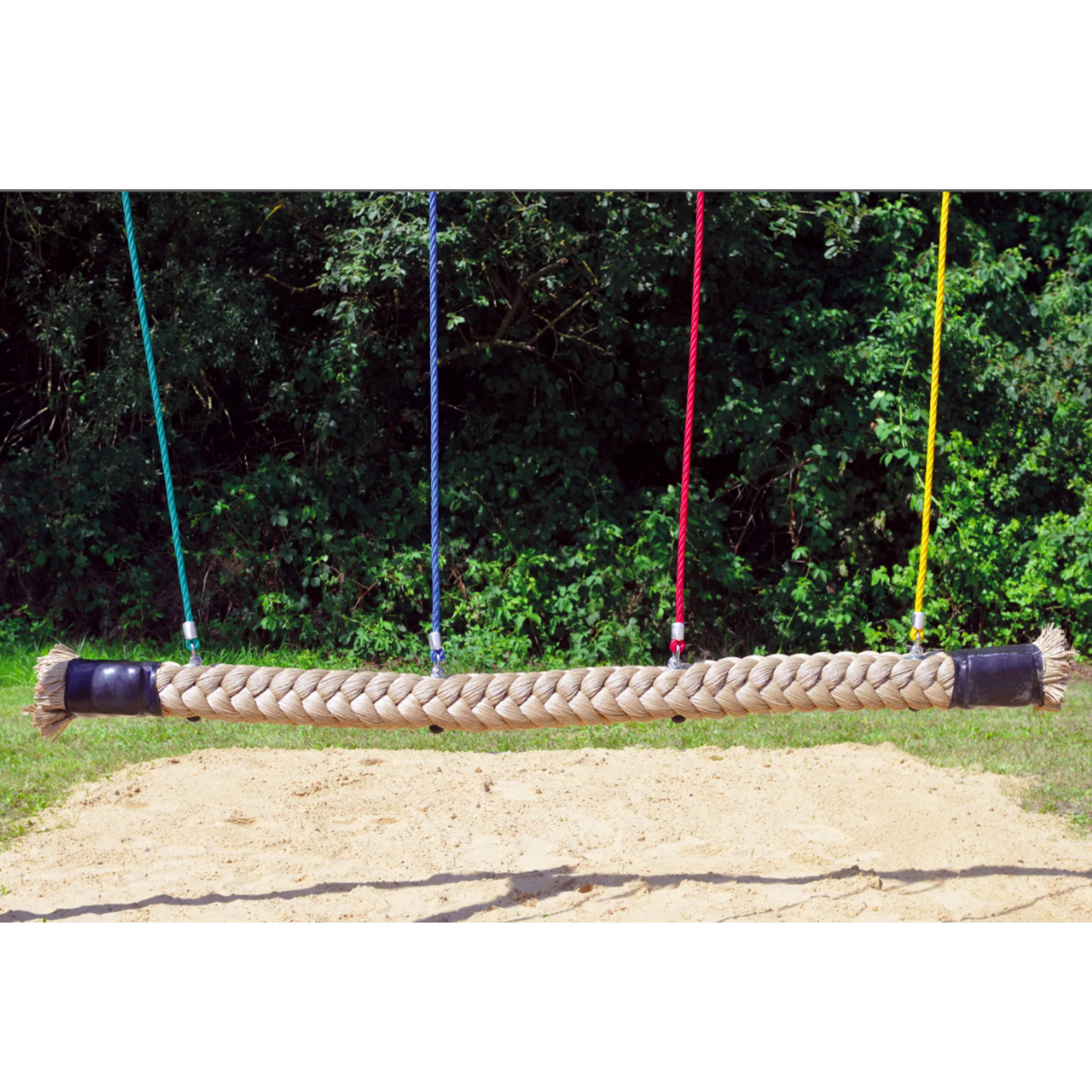 Langes geflochtenes Naturseil als Balancierseil bzw. Mehrkind-Schaukel, aufgehängt an bunten Seilen auf einem Spielplatz im Freien