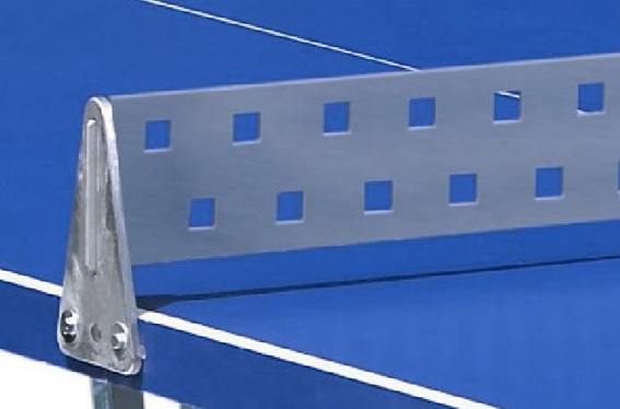 Ein modernes Tischtennisnetz aus Metall auf einem blauen Tischtennistisch