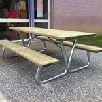 Robuster Garten-Picknicktisch aus Holz mit stabilen Metallfüßen, ideal für Outdoor-Aktivitäten