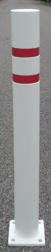 Weiße Absperrpfosten mit roten Reflektorstreifen auf einem Asphaltboden, zur Verkehrsregulierung eingesetzt