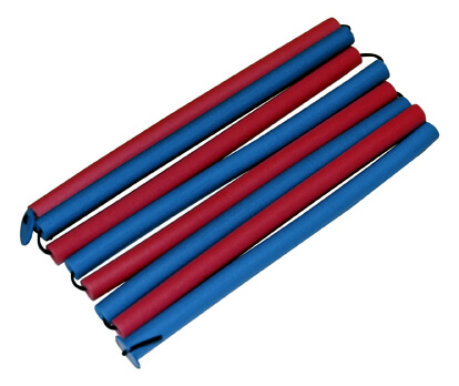 Sechs flexible Lockenstäbe in Blau und Rot, ideal zum Stylen von lockigem Haar