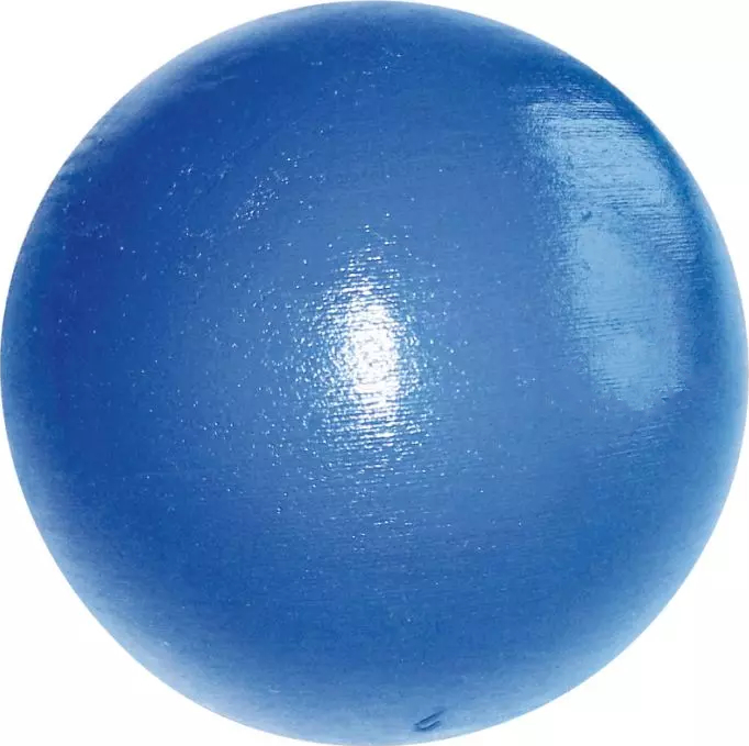 Ein blauer, glänzender Ball auf weißem Hintergrund, ideal für Gymnastikübungen und Entspannungstechniken.