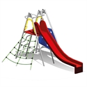 Aire de jeux avec toboggan rouge et portique à grimper