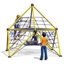 Les enfants grimpent sur une pyramide d'escalade stable composée de cordes et de barres métalliques.
