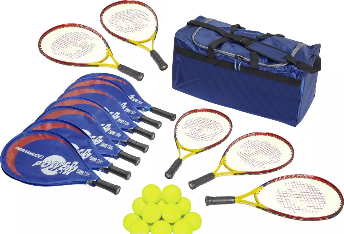 Bild eines Tennis-Sets inklusive mehreren Schlägern, gelben Tennisbällen und einer blauen Tragetasche