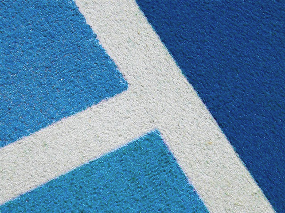 Gros plan sur des motifs géométriques bleus et blancs sur une surface texturée