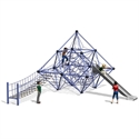 Les enfants jouent sur une grande pyramide à grimper avec corde à grimper et toboggan intégrés