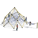 Des enfants jouent sur une grande pyramide à grimper avec des cordes et des structures en filet