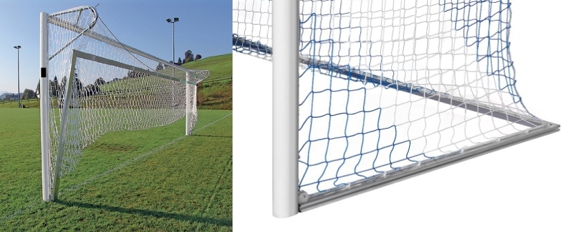 Ein weißes Fußballtor mit Netz auf einem sonnigen, grünen Spielfeld, Seitenansicht des stabilen Rahmens und Netzes.