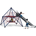 Les enfants jouent sur un portique de jeux avec toboggan intégré et filet à grimper à l'extérieur