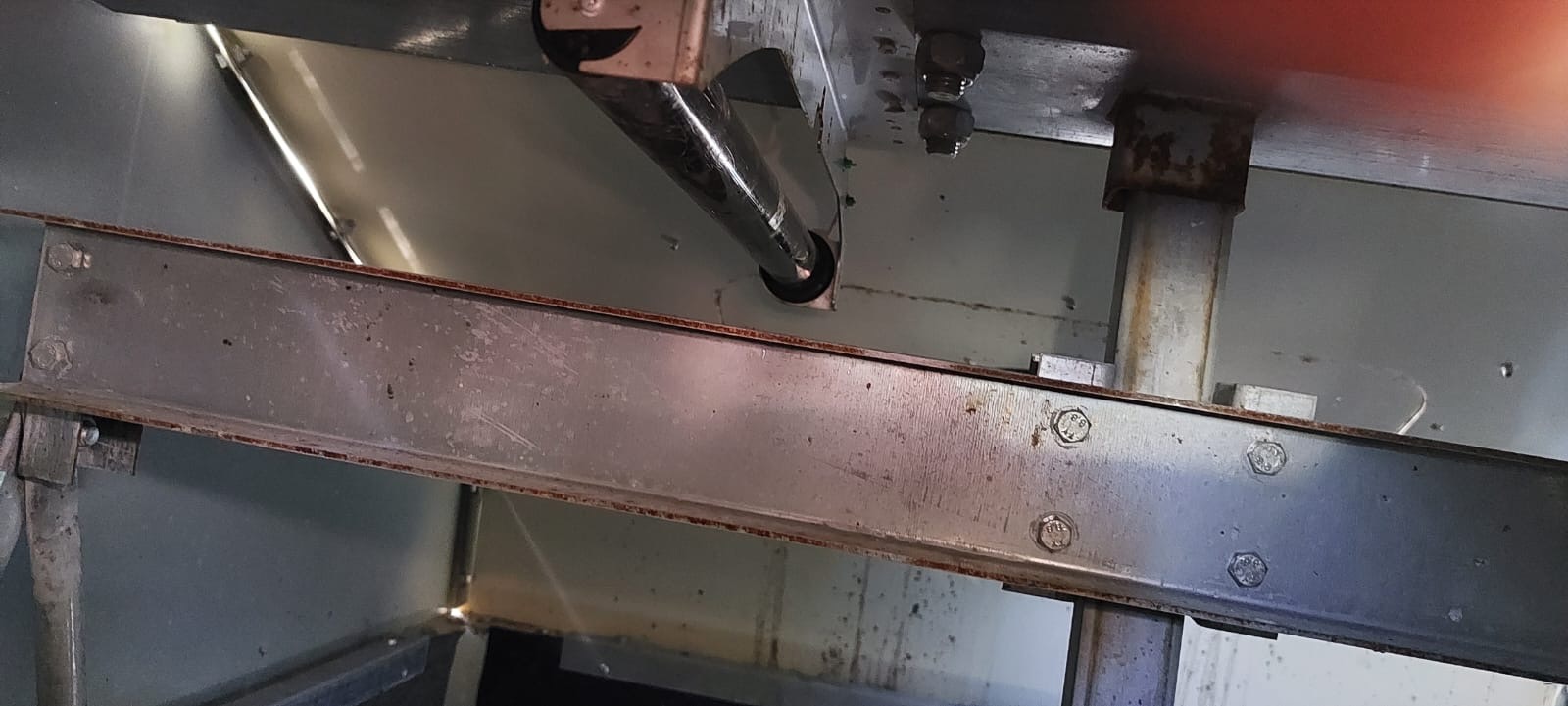 Detailansicht einer industriellen Metallkonstruktion mit Bolzen und Streben im Inneren einer Maschine