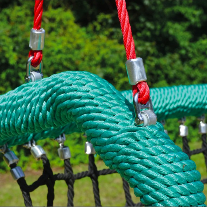Stabile Nestschaukel mit grün geflochtenem Seilring, roten Aufhängeseilen und Metallverbindern im Garten