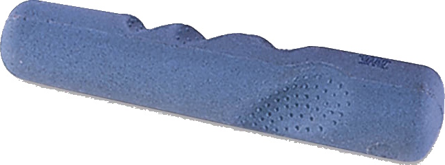 Ein längliches, blaues Klettergriff-Element mit unterschiedlichen Griffbereichen für Kletterwände