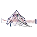 Grande pyramide à grimper avec structure en filet et long toboggan, convient aux enfants sur les aires de jeux.