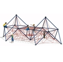 Les enfants grimpent sur une grande pyramide d'escalade avec filets rouges et structure bleue en plein air