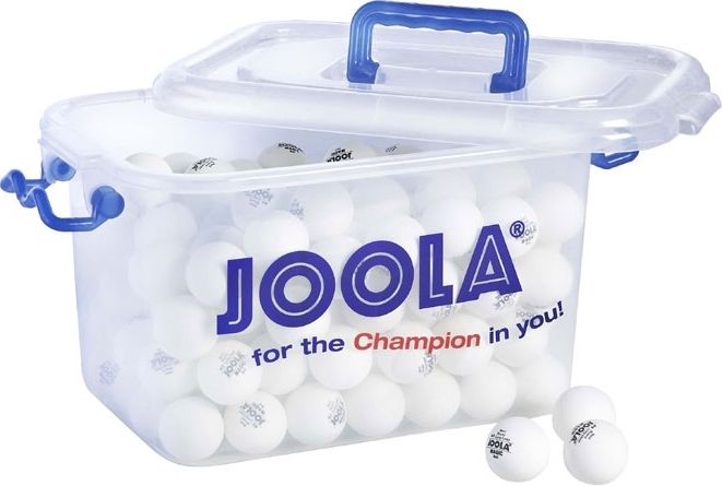 Eine transparente Box mit blauem Griff, gefüllt mit weißen Tischtennisbällen der Marke Joola.