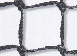 Detailansicht eines schwarzen Knotennetzes auf weißem Hintergrund