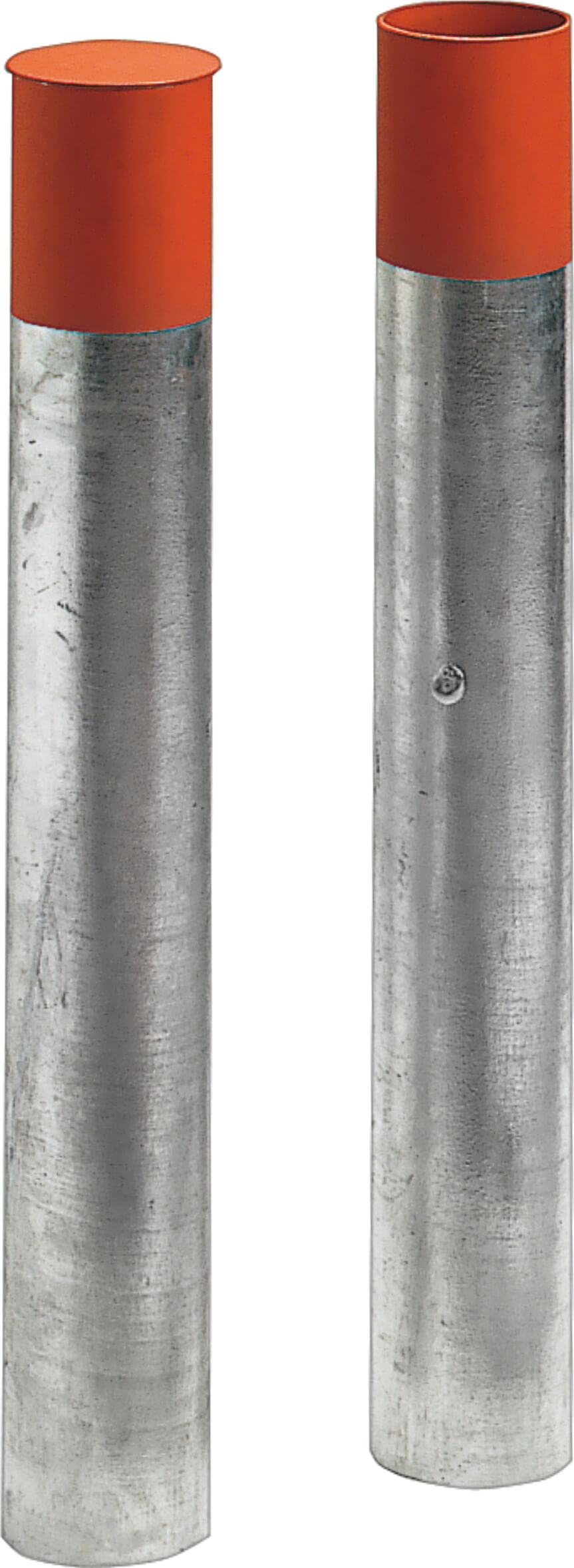 Zwei silberne Metallpfosten mit roter Kappe, nebeneinander stehend