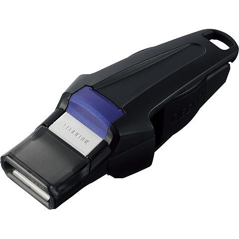 Schwarzer USB-Stick mit blauem Detail auf weißem Hintergrund