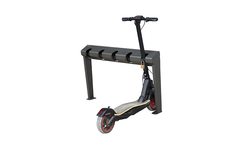 Ein elektrischer Scooter, der mit einem Schloss gesichert an einer Ladestation steht.