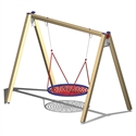Abgebildet ist eine stabile Holzschaukel mit einem roten Netzsitz, ideal für Kinder zum Spielen.
