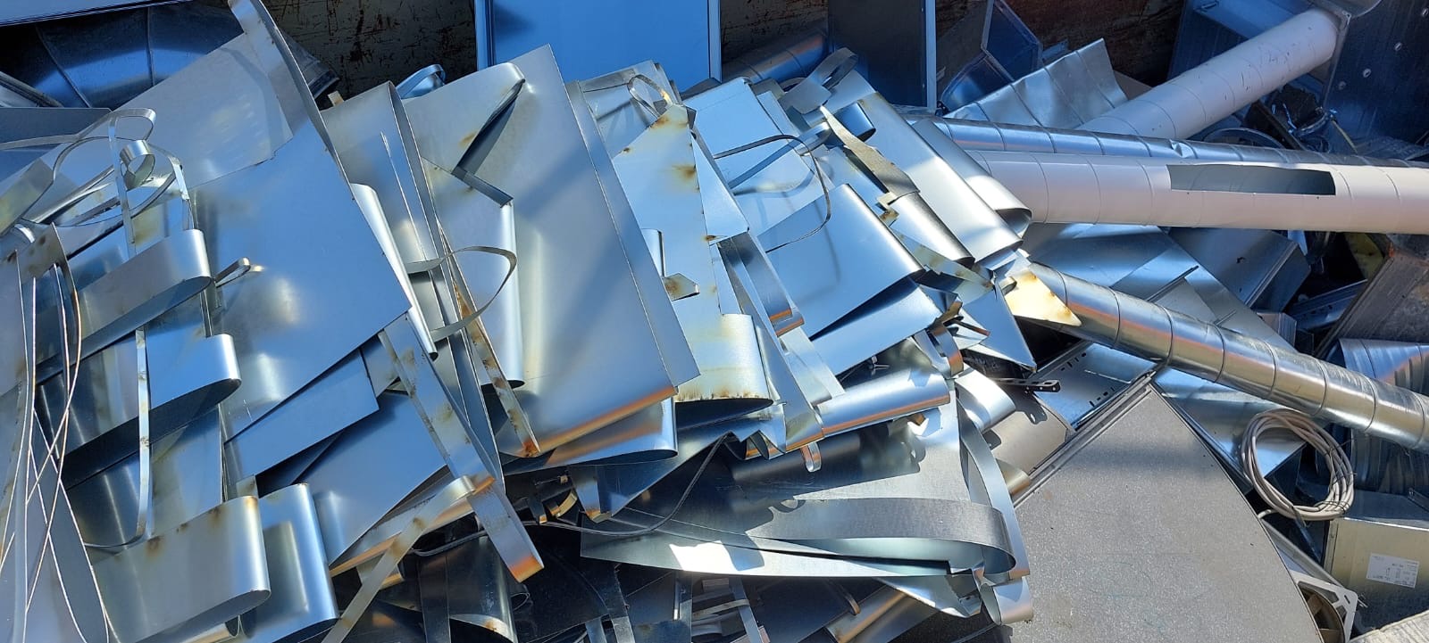 Stapel von Metallblechen und Rohren, die zum Recycling bereit sind