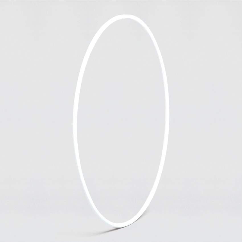 Weißer ovaler LED-Leuchtring auf weißem Hintergrund, ideal für moderne Dekoration