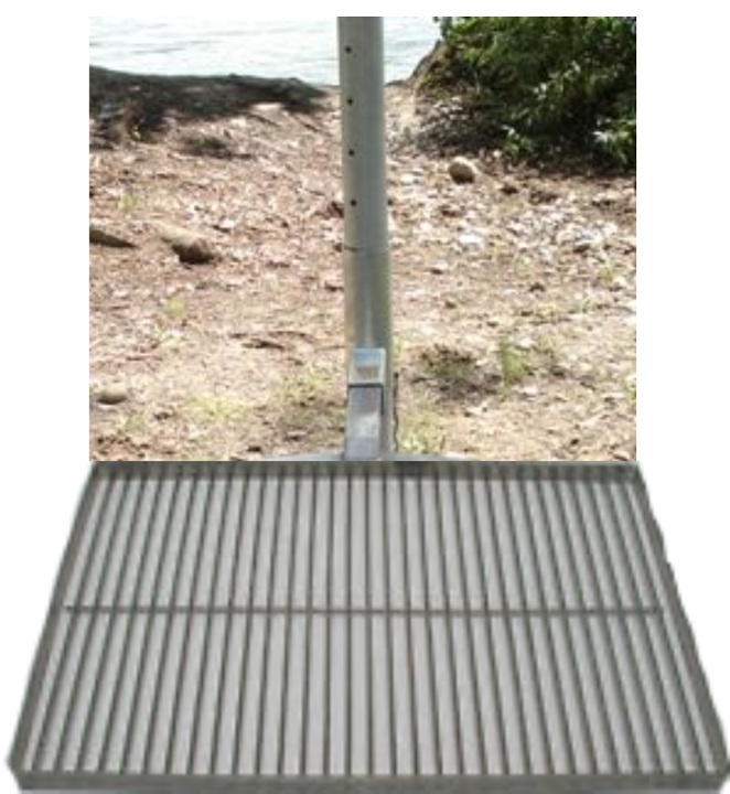 Metallrost im Freien auf einer steinigen Fläche, ideal für sichere Gehwege im Außenbereich