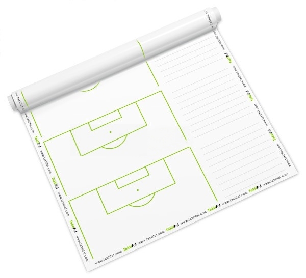 Ein Taktikblock mit grünen Fußballfeld-Diagrammen und Linien für Notizen, ideal für Trainer zur Strategieplanung.