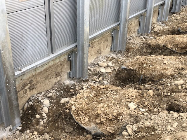 Echafaudage en acier avec fosses pour la préparation des fondations sur le chantier