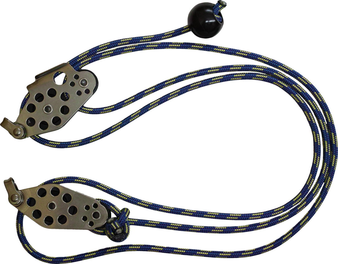 Ein Flaschenzug mit einem blauen Seil und einer schwarzen Kugel, geeignet für Outdoor-Aktivitäten oder Segeln.