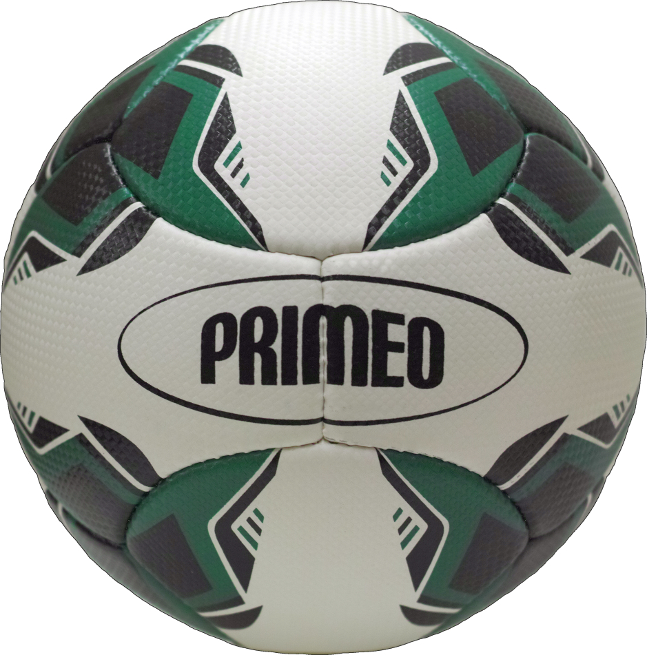 Ein Primeo Fußball mit auffälligem grün-schwarzem geometrischen Muster auf weißem Hintergrund.