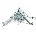 Des enfants jouent sur une pyramide à grimper avec filet et toboggan sur une aire de jeux.