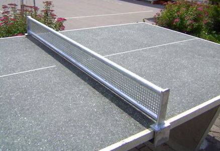 Robuste Tischtennisplatte im Freien, ideal für Parks und öffentliche Plätze