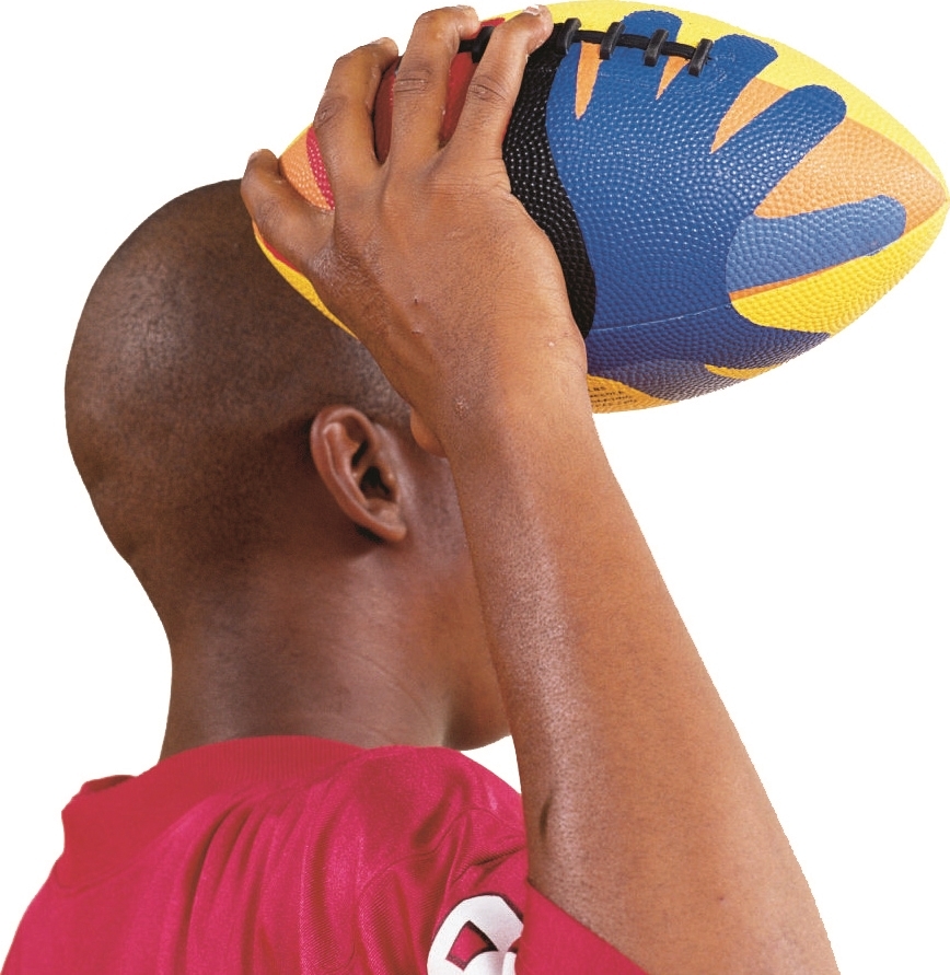 Rückansicht eines Kindes in rotem Trikot, das einen bunten Rugbyball vorbereitet zu werfen.