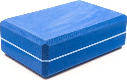 Ein blauer Yogablock aus Schaumstoff zur Unterstützung von Yoga-Übungen