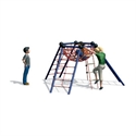 Trois enfants jouent sur une structure d'escalade en métal bleu et rouge en plein air, l'un grimpe, les autres regardent.