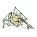 Enfants jouant sur une pyramide à grimper avec toboggan sur une aire de jeux