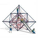 Enfants jouant sur une structure d'escalade pyramidale avec structure en filet et toboggan