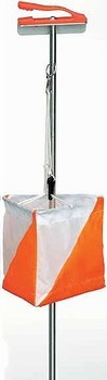 Ein Orientierungslauf-Posten mit orange-weißer Kontrollmarkierung und Ständer für den Einsatz bei Wettkämpfen.