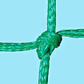 Detailaufnahme eines grünen Knotens in einem blauen Kunststoffnetz
