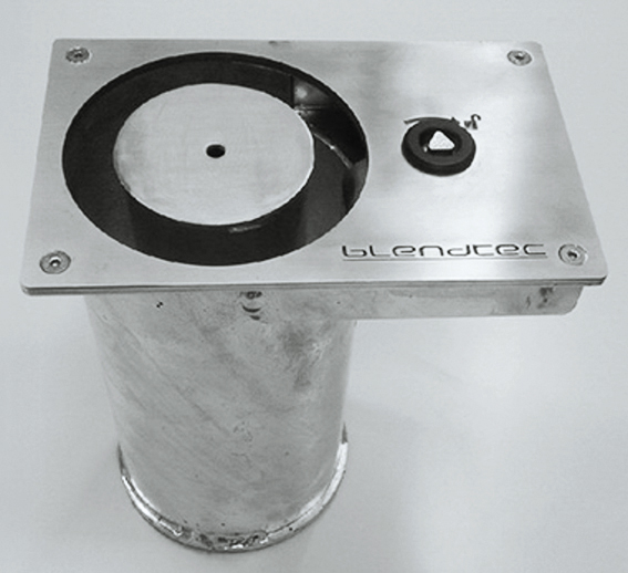 Eingebauter Blendtec Mixer mit Edelstahloberfläche und Steuerungselement