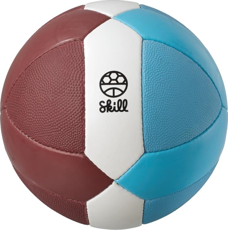 Ein bunter Fußball in Rot, Weiß und Blau für sportliche Aktivitäten
